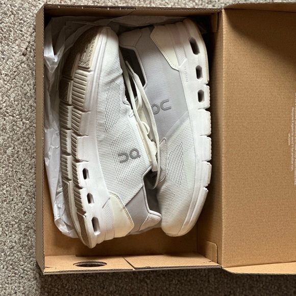 On cloud tennis shoe (women’s) - Picture 3 of 5